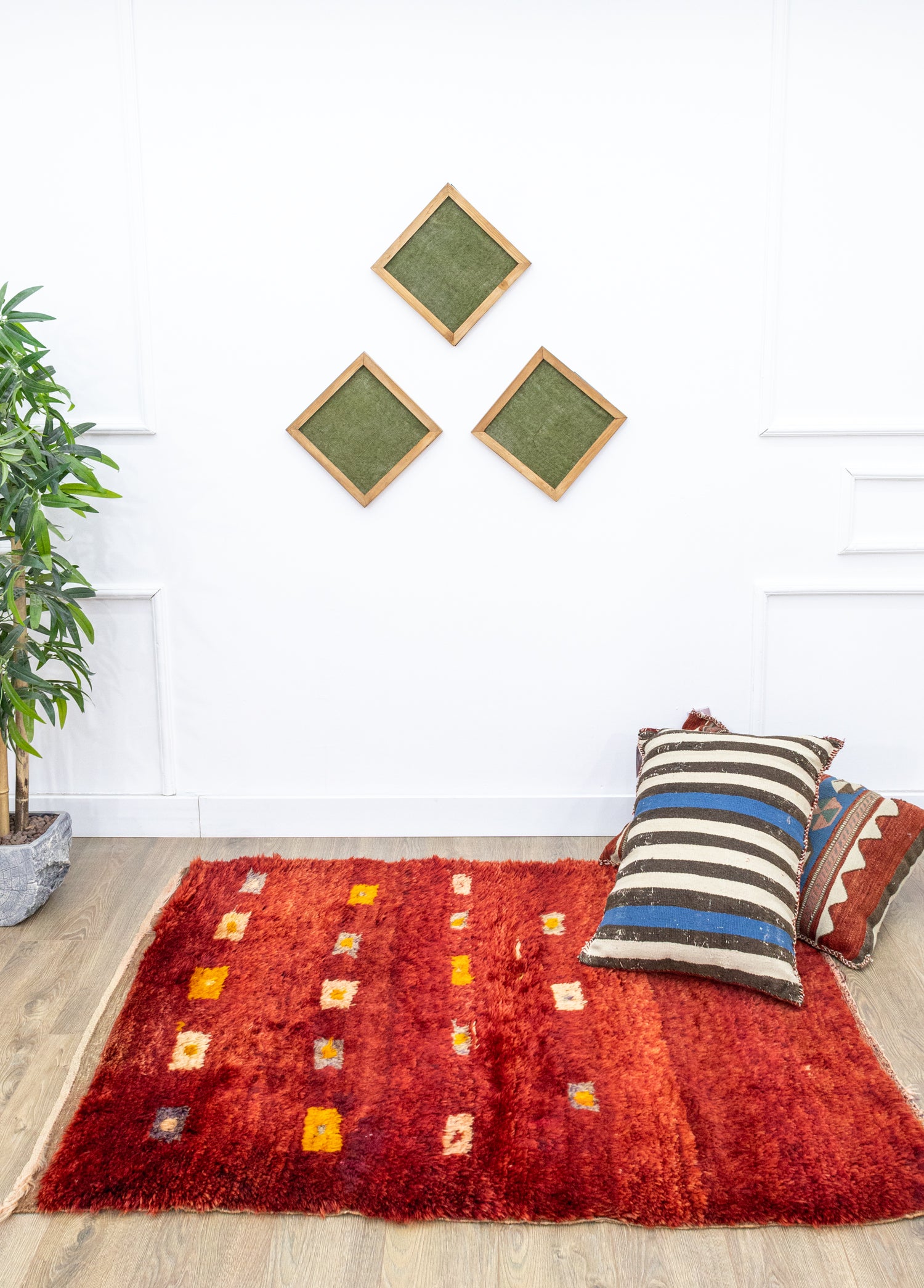 Karsu El Dokuma Kırmızı Etnik Desenli Yumşak Tüylü Halı 128x164 cm