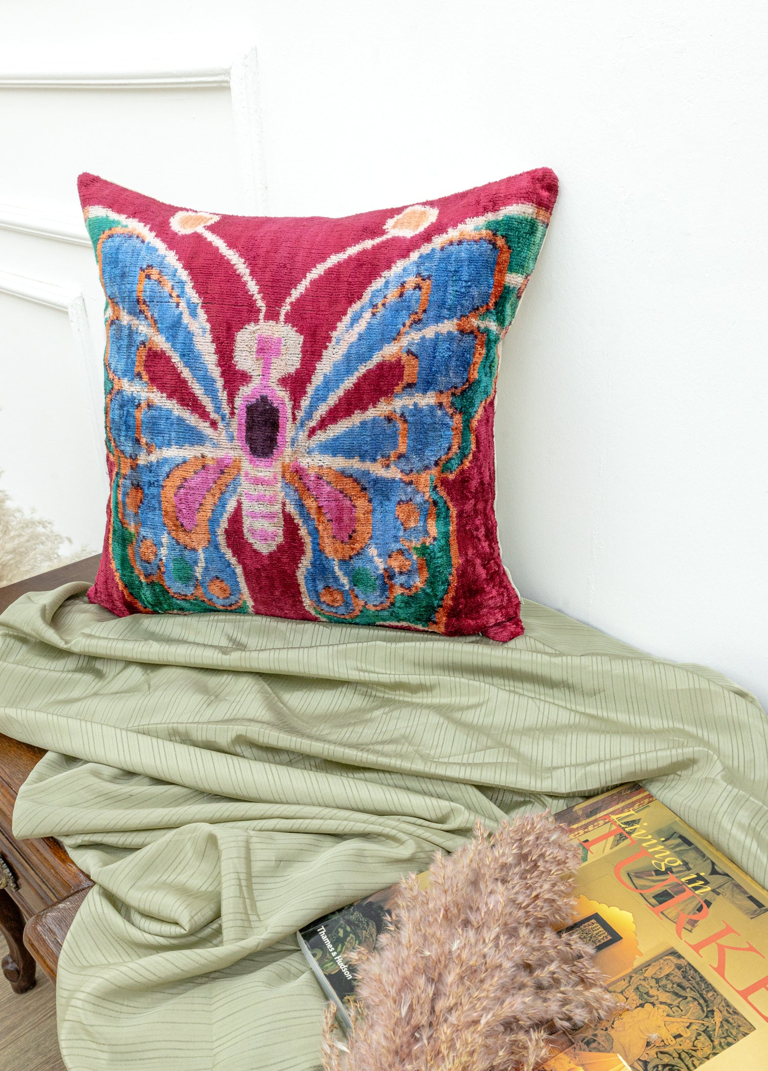 Mahnaz Kelebek Desenli El Yapımı Kırlent 50x50 cm