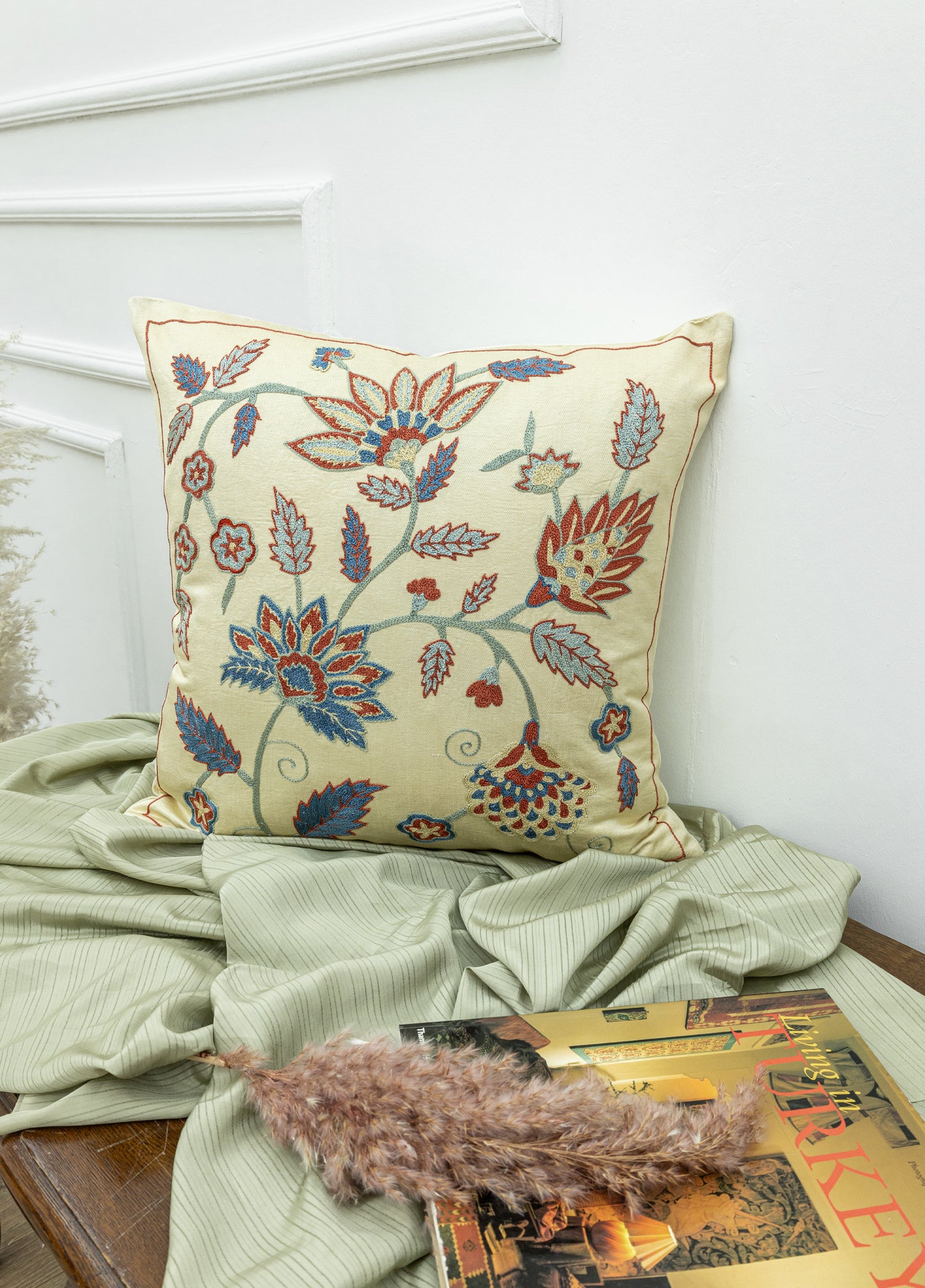 Abike Çiçek İşlemeli İpek Kırlent 50x50 cm