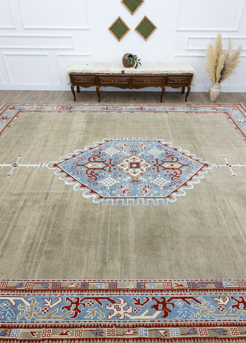 İnay Medallion Patterned Uşak Carpet 407x450 cm