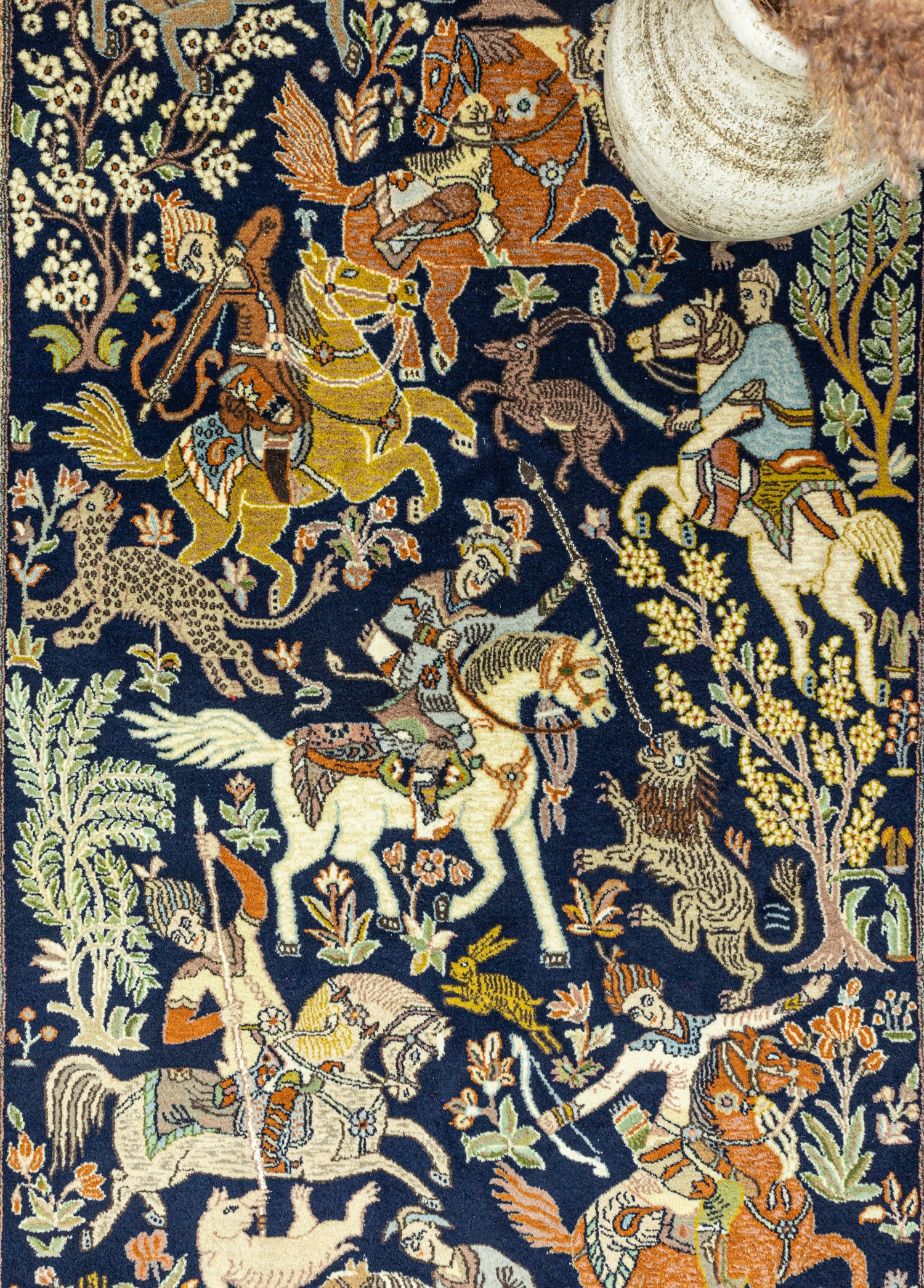 Tan Av Sahnesi Motifli İran Halısı 131x225 cm