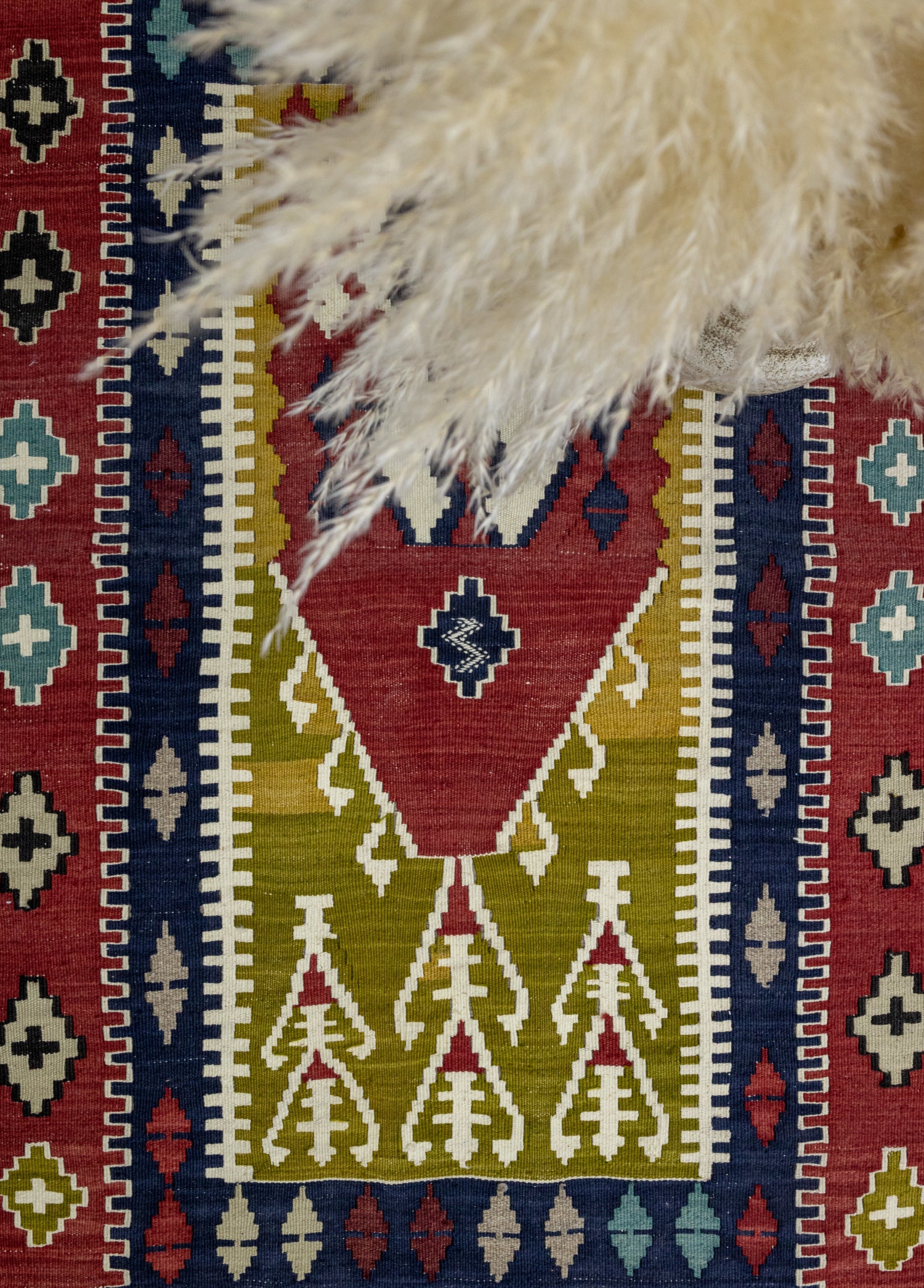 Pecenek İlkel Desenli El Dokuma Yün Kilim 106x154 cm