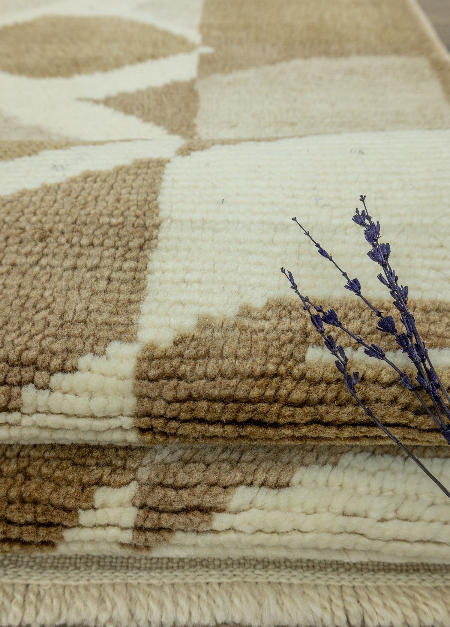 Kutal Soyut Tasarımlı El Dokuma Yün Halı 228x292 cm