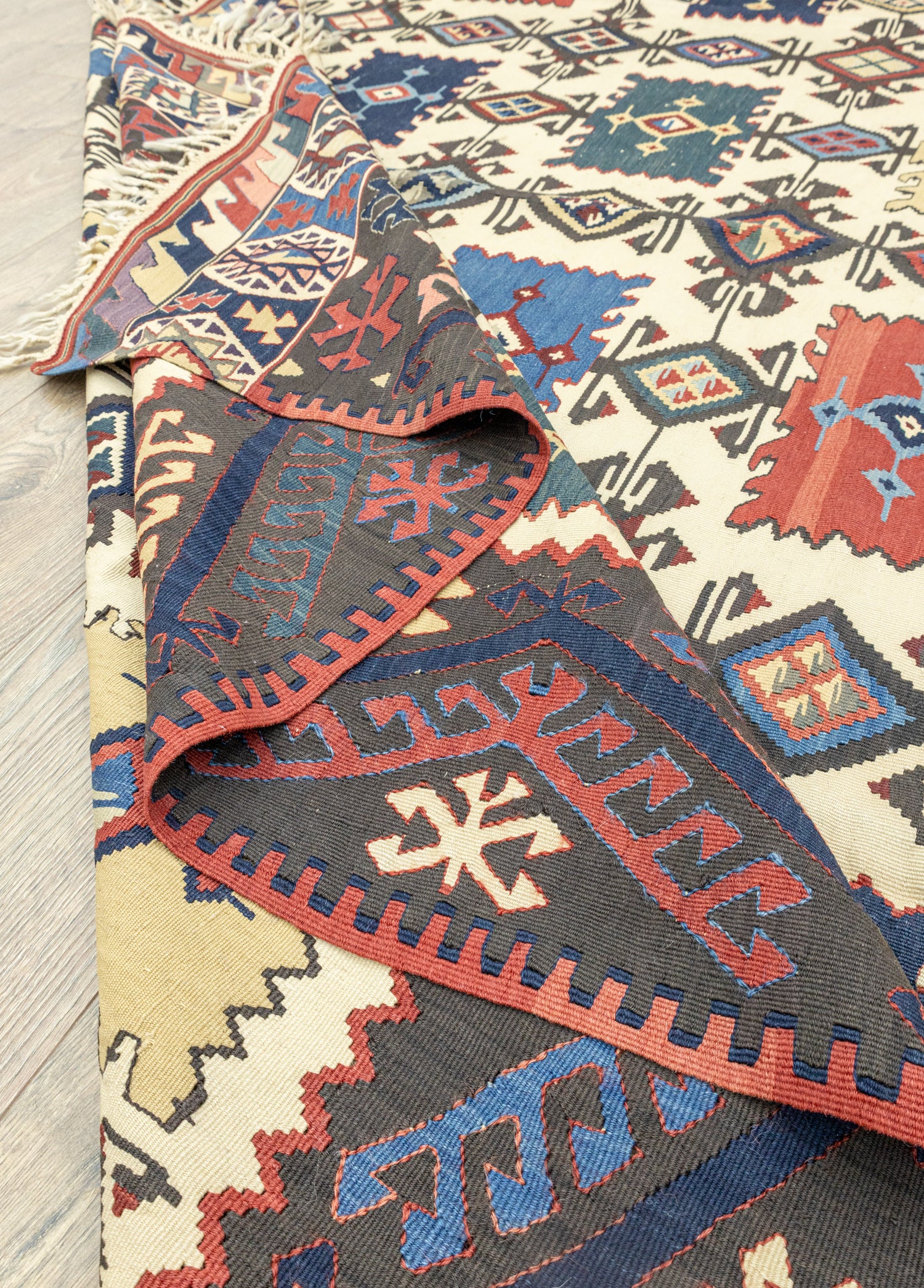Cliff Etnik Tasarımlı Yün Kilim 234x303 cm