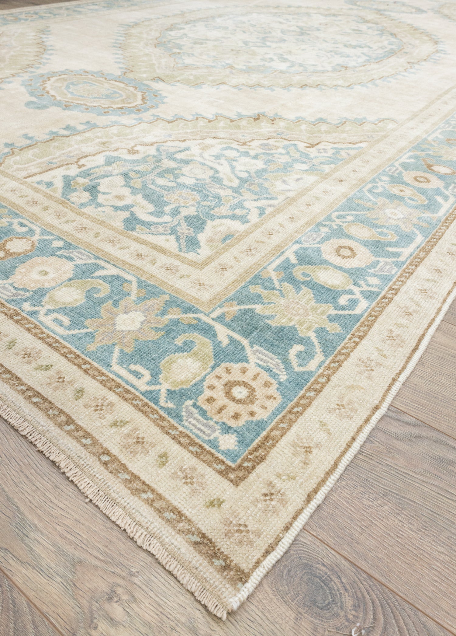 Balkı Madalyon Desenli El Dokuma Yün Halı 219x359 cm