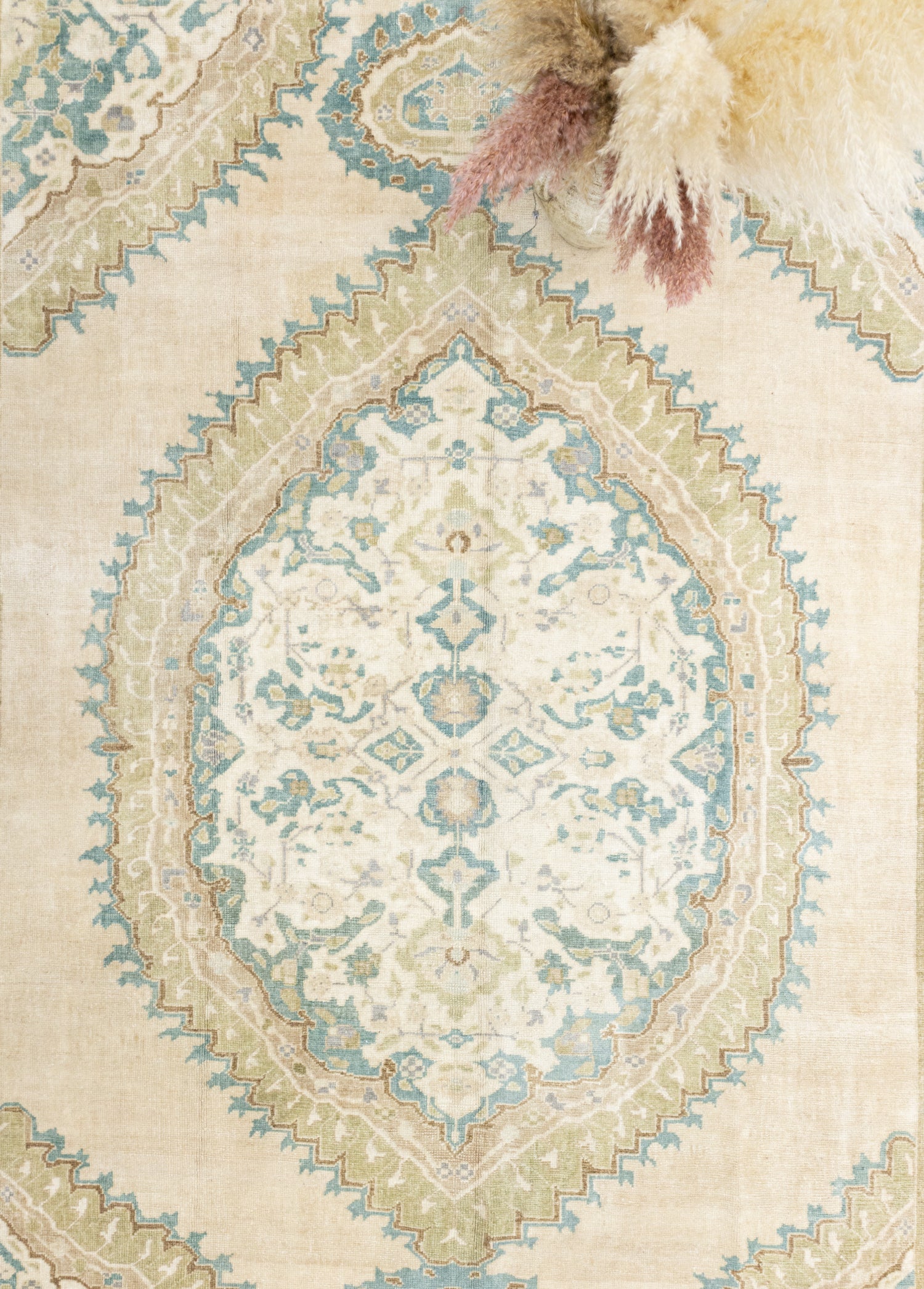Balkı Madalyon Desenli El Dokuma Yün Halı 219x359 cm