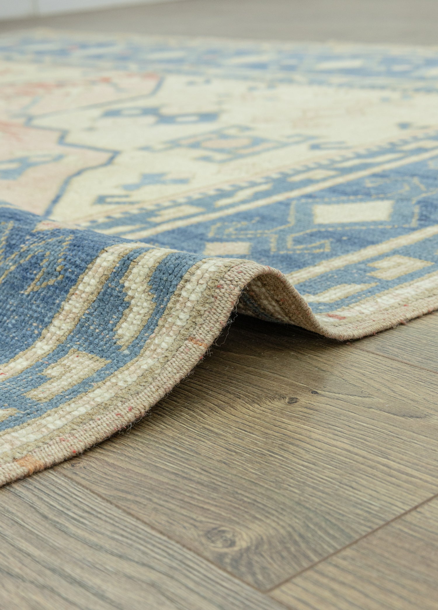 Elyra Rustik Tasarımlı Yün Halı 215x309 cm