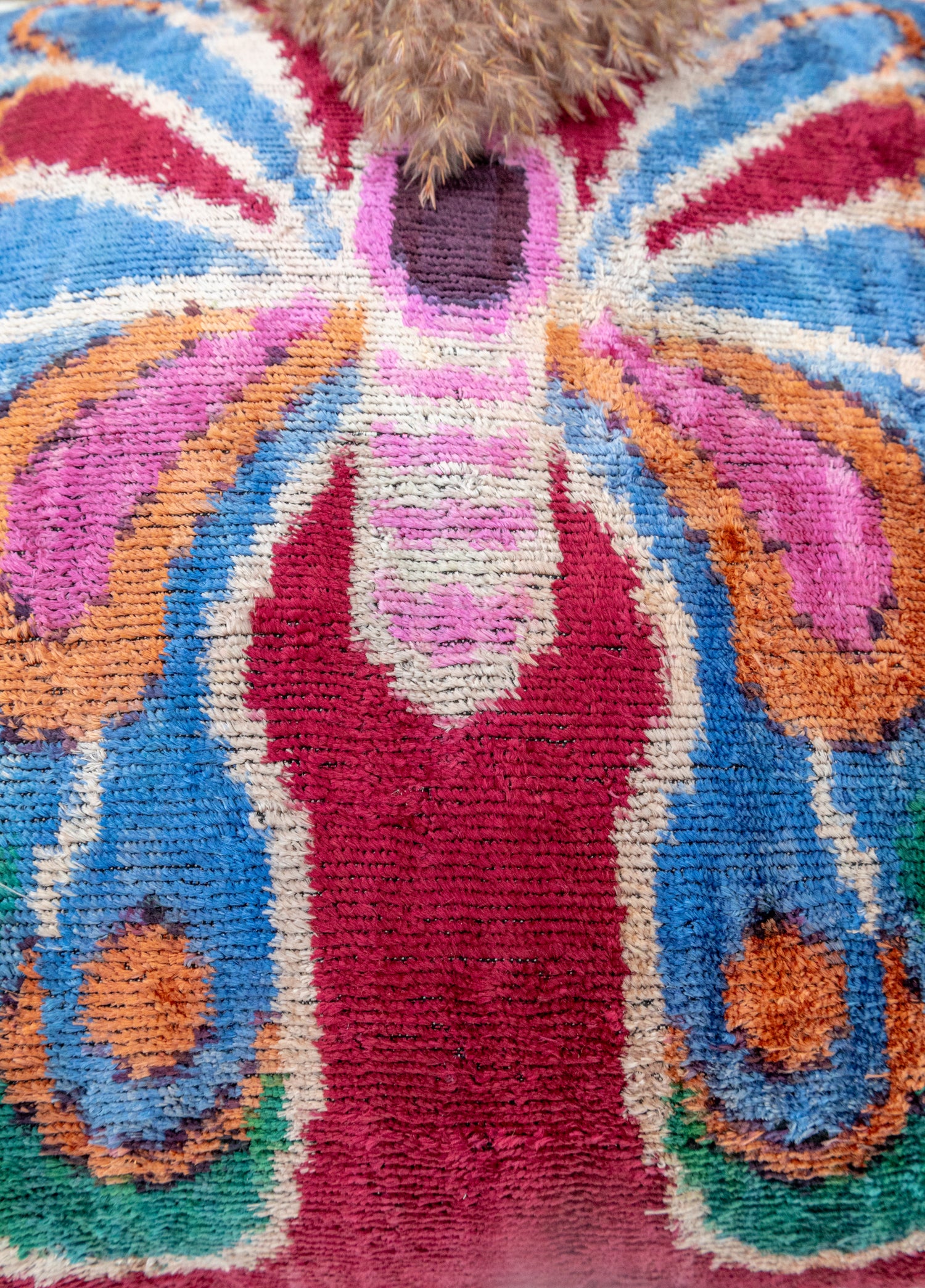 Mahnaz Kelebek Desenli El Yapımı Kırlent 50x50 cm