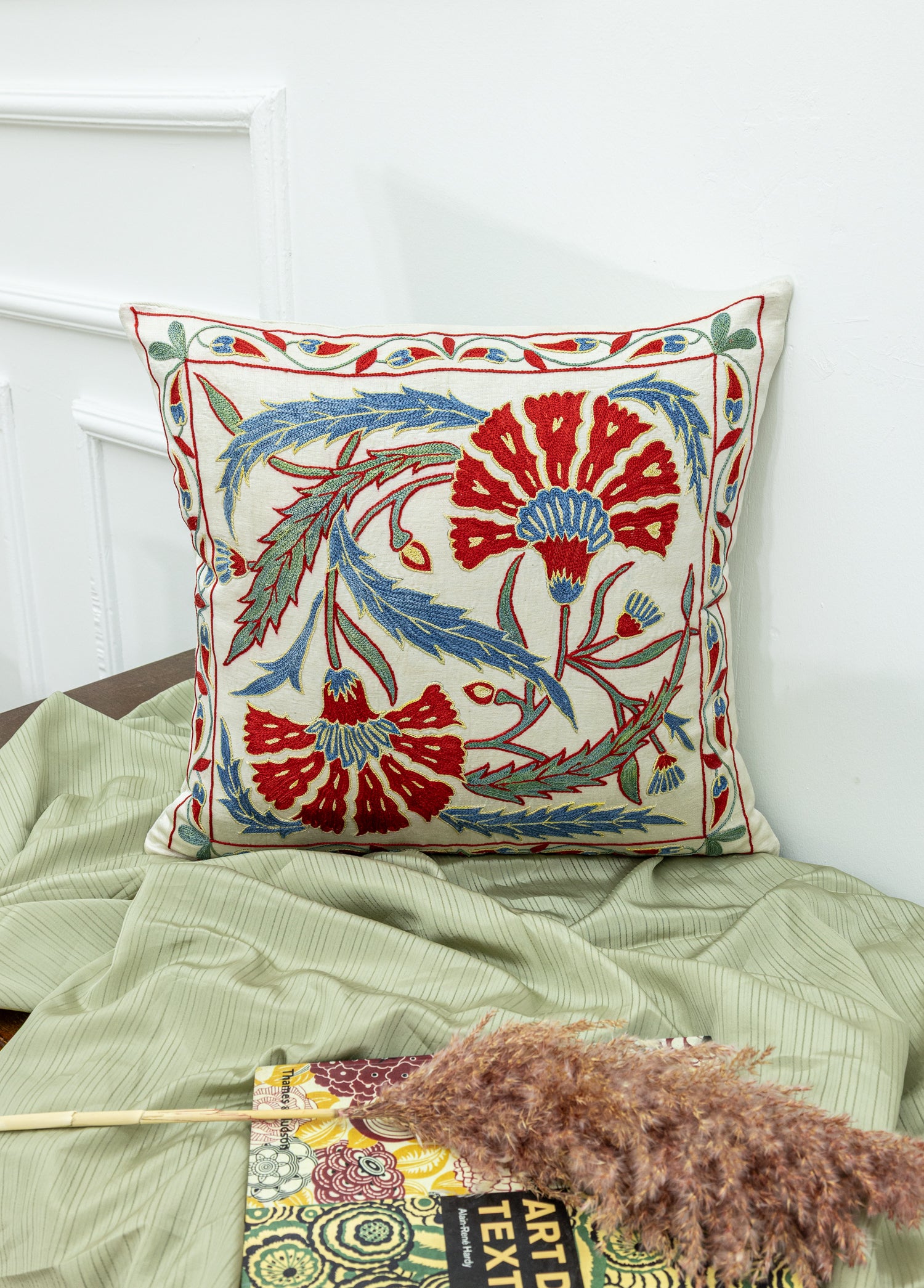 Tapio Çiçek İşlemeli Kırlent 50x50 cm