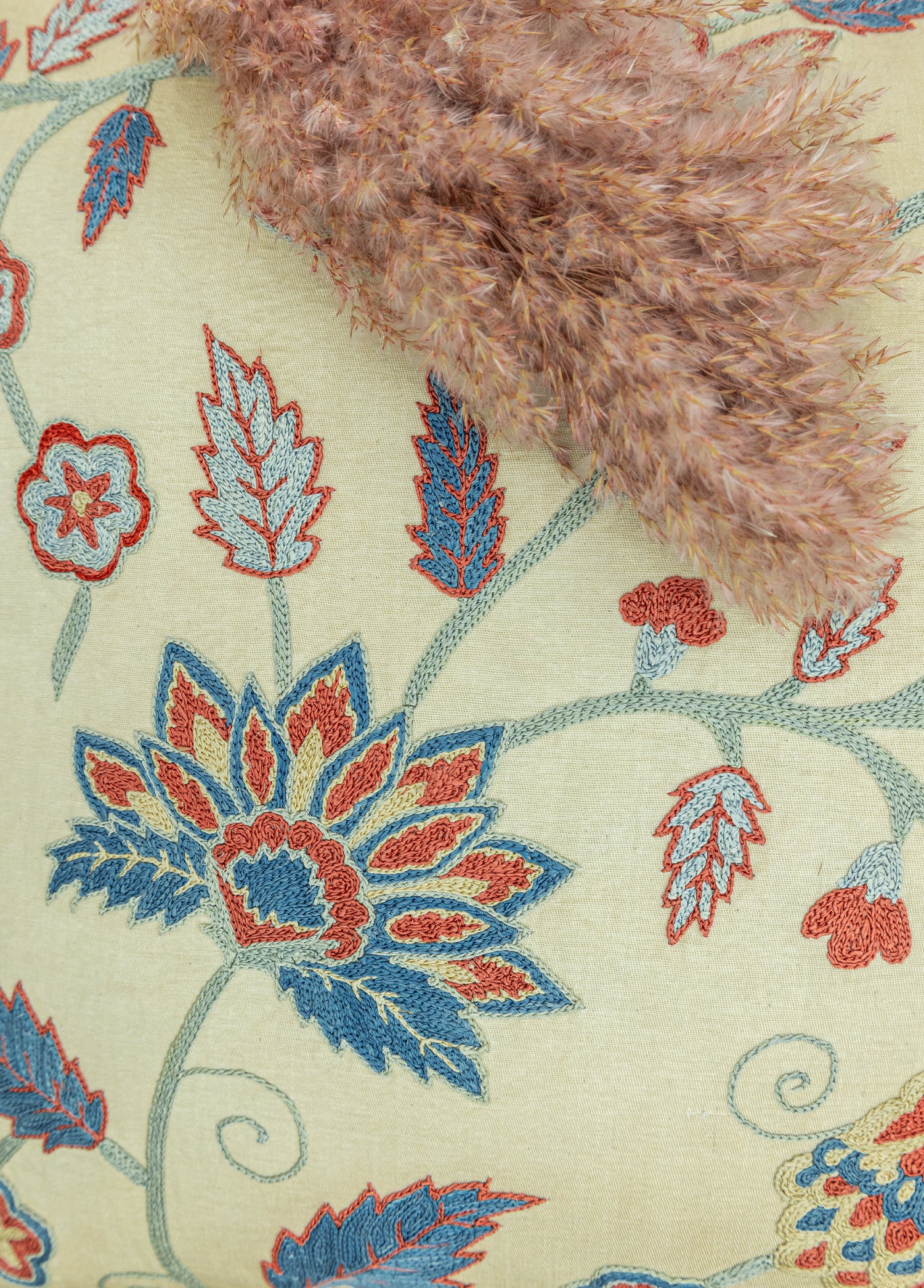 Abike Çiçek İşlemeli İpek Kırlent 50x50 cm