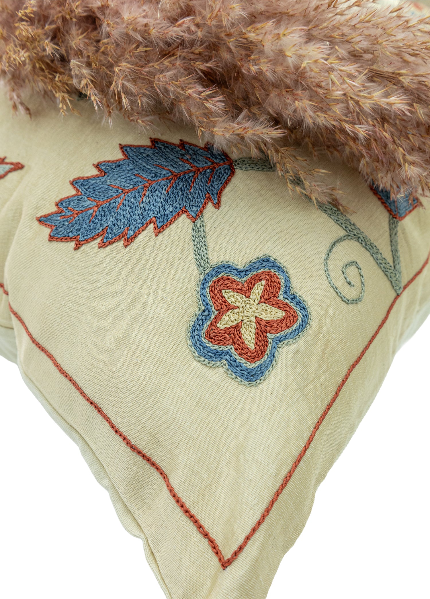 Abike Çiçek İşlemeli İpek Kırlent 50x50 cm