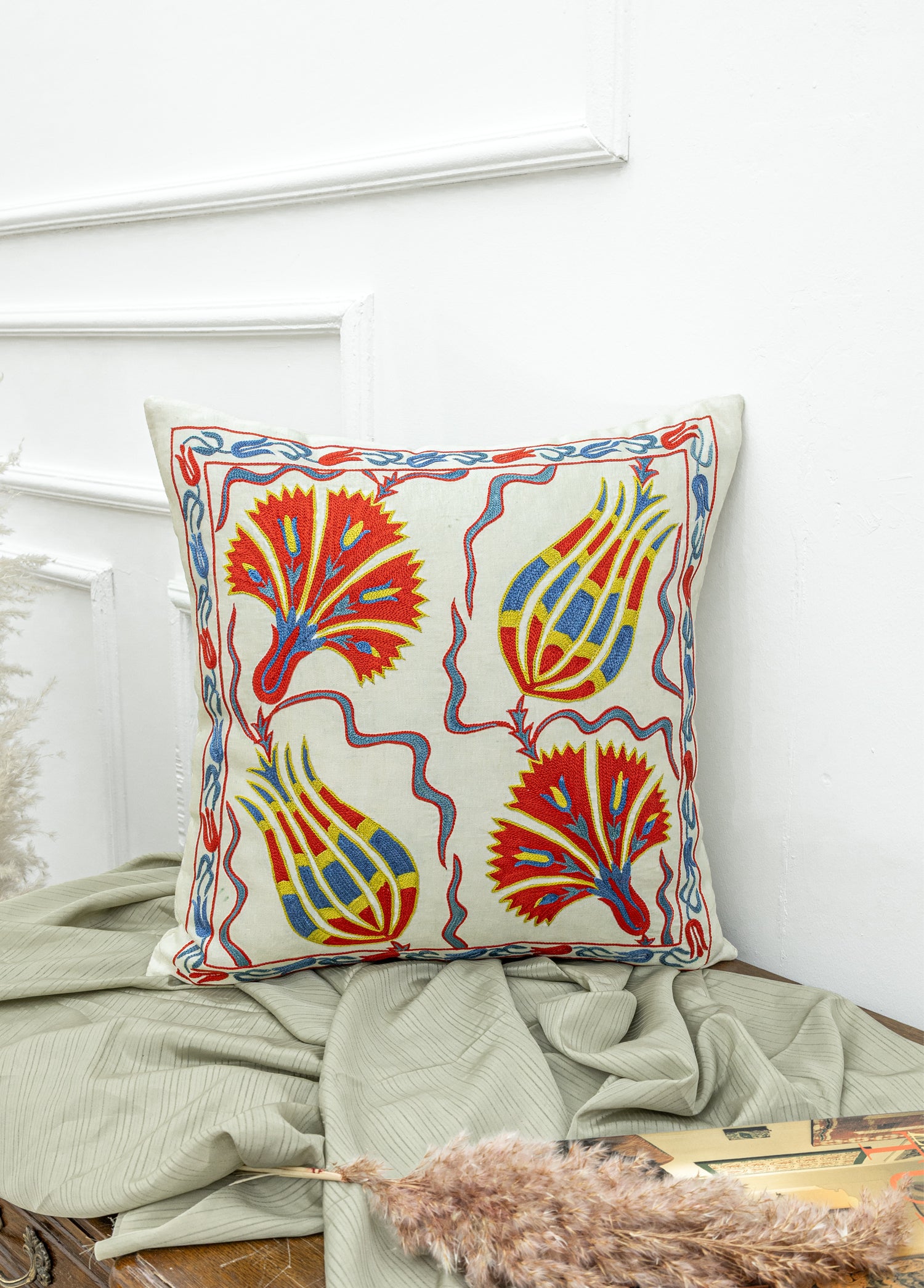 Aras Lale Desenli İpek Kırlent 50x50 cm