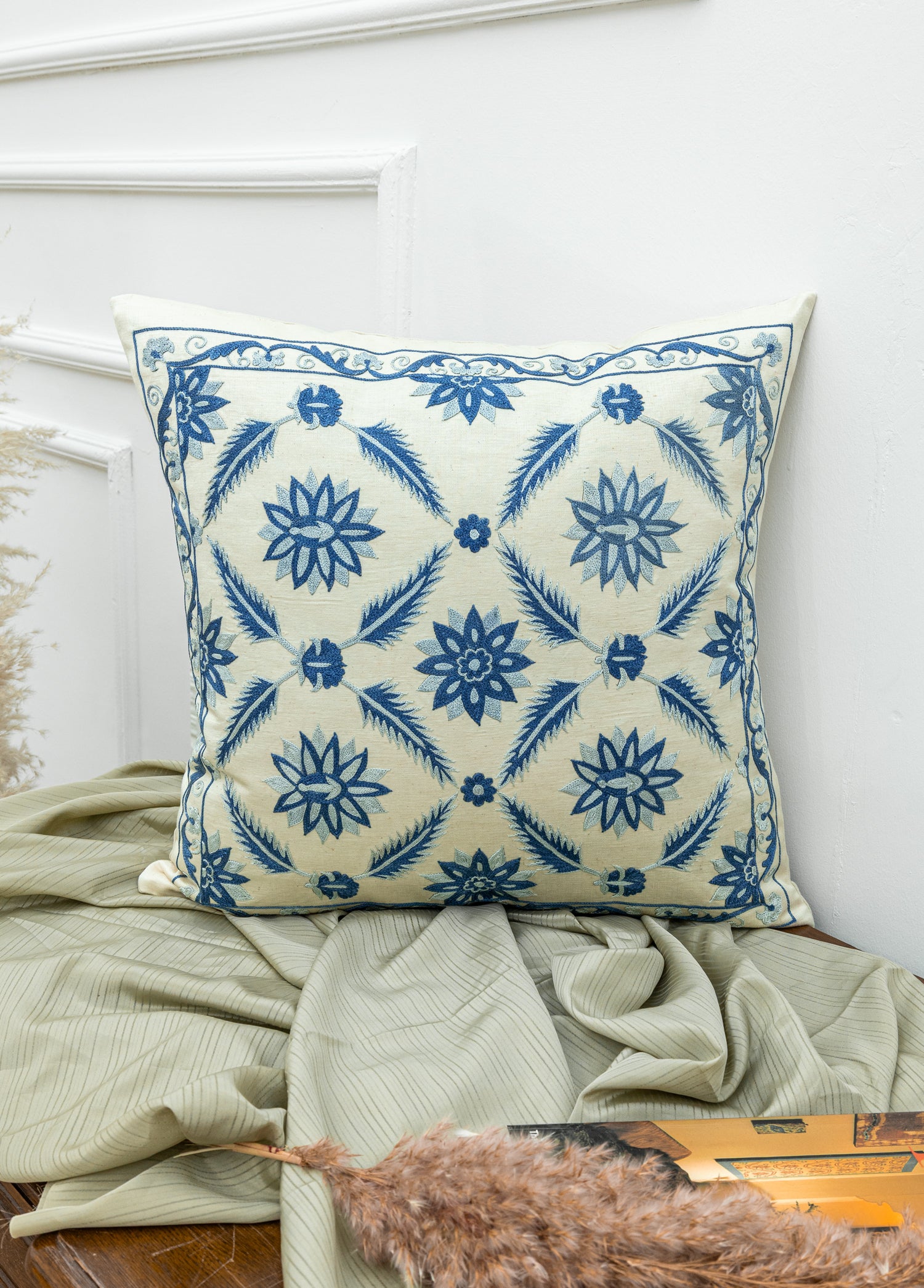 Zerfa Çiçek İşlemeli İpek Kırlent 50x50 cm