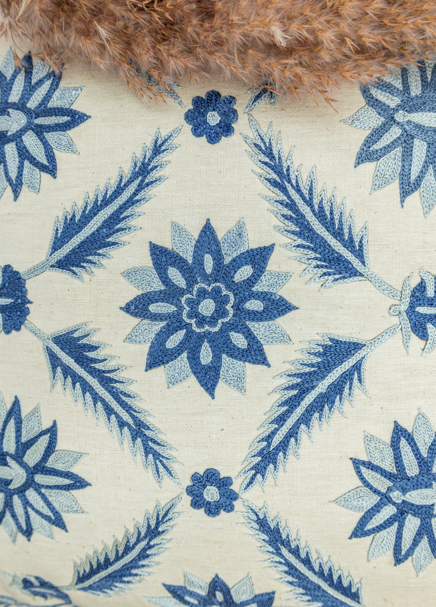 Zerfa Çiçek İşlemeli İpek Kırlent 50x50 cm