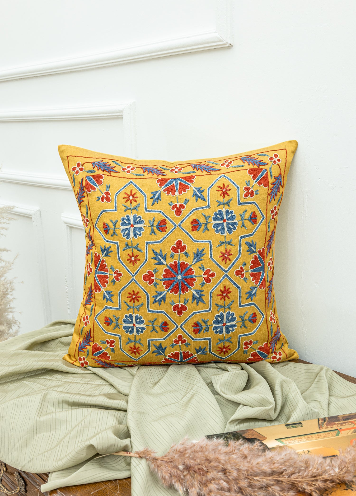 Ravina Çiçek Desenli Suzani Kırlent 50x50 cm