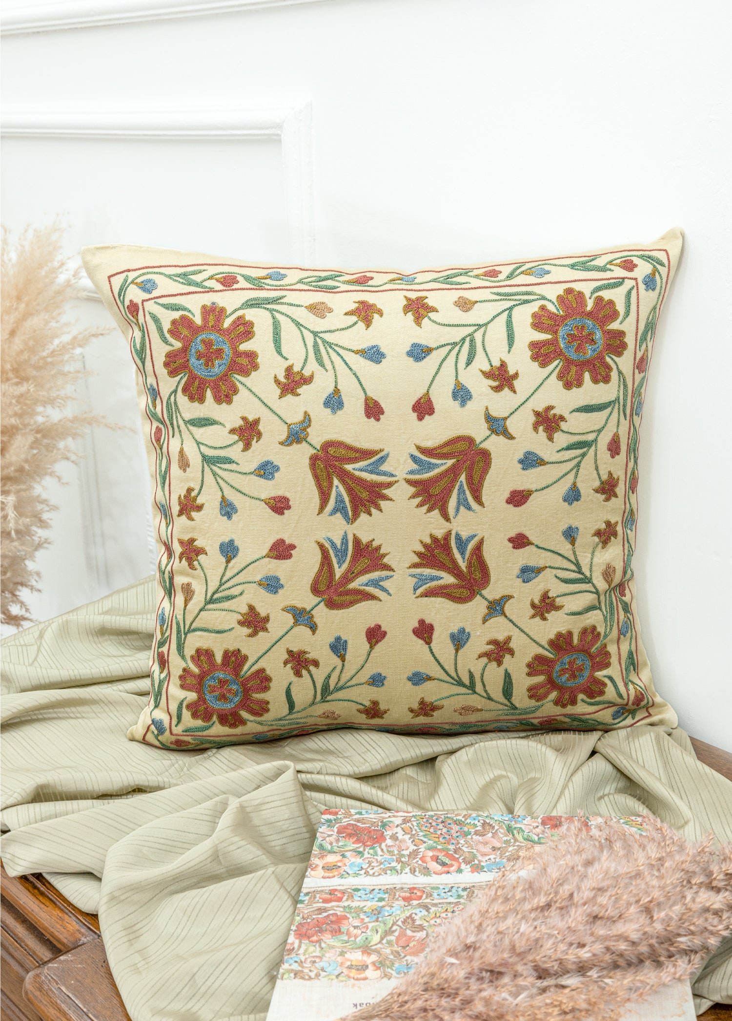 Alyen Çiçekli İpek Kırlent 50x50 cm