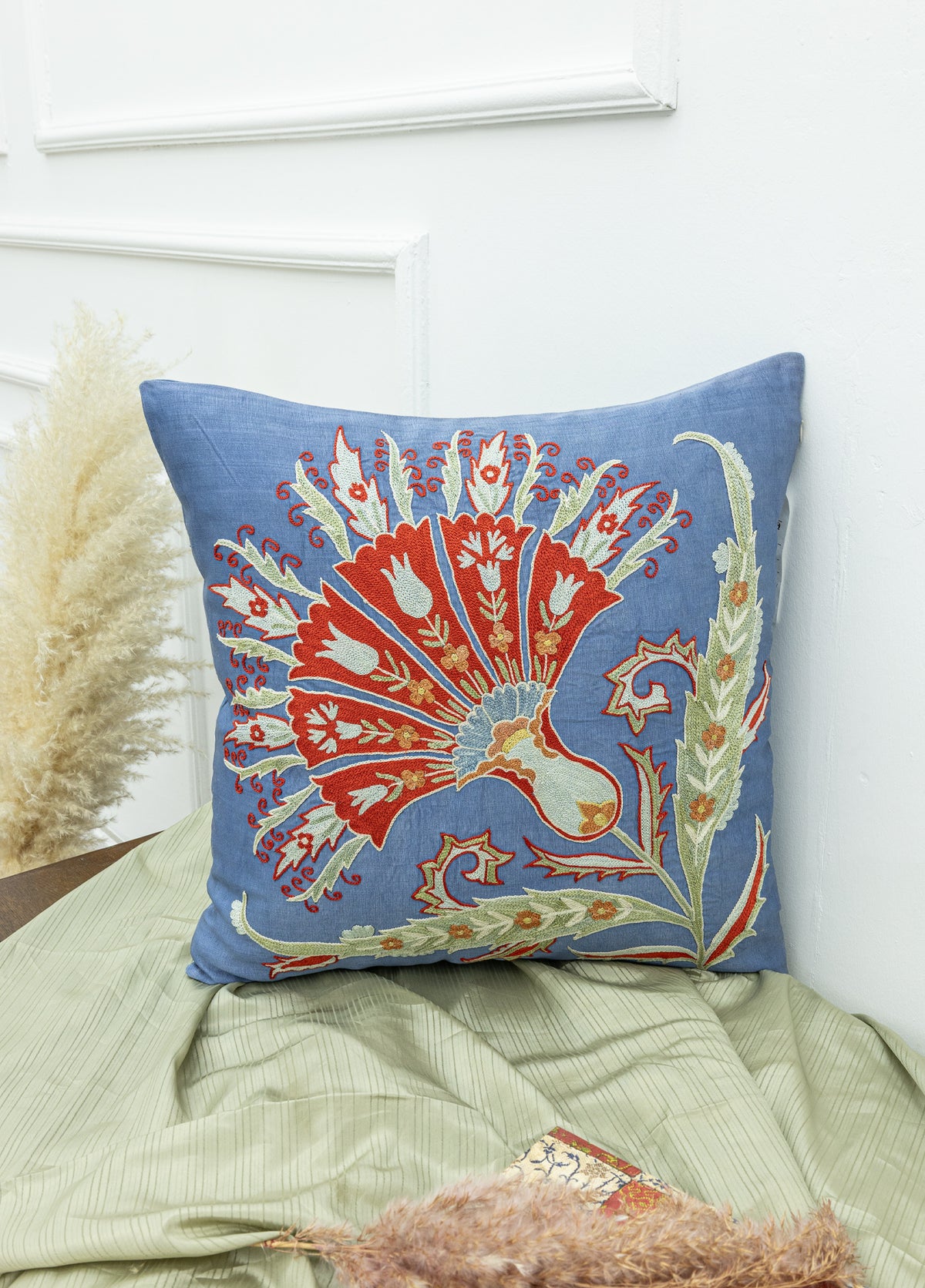Ladin İpek İşlemeli Kırlent 50x50 cm