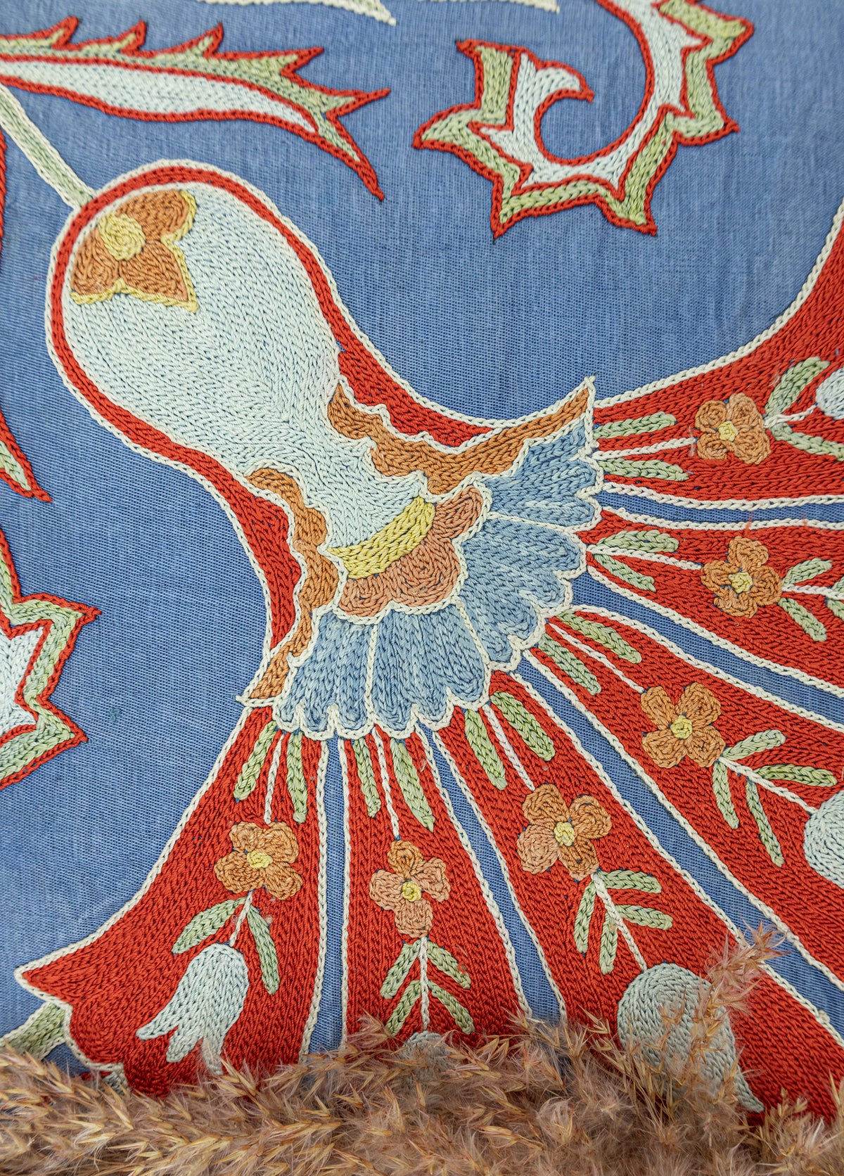 Ladin İpek İşlemeli Kırlent 50x50 cm