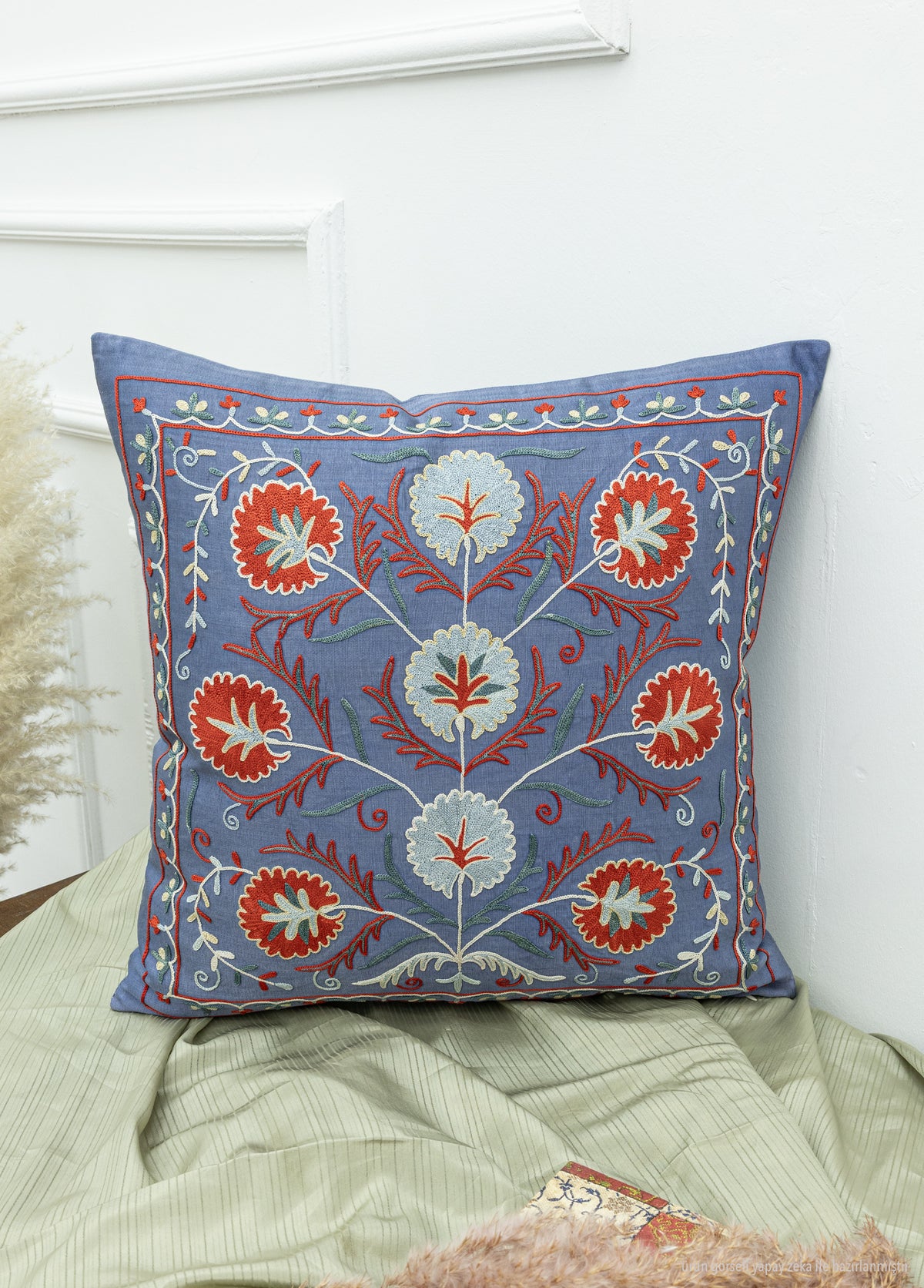 Yade İpek İşlemeli Kırlent 50x50 cm