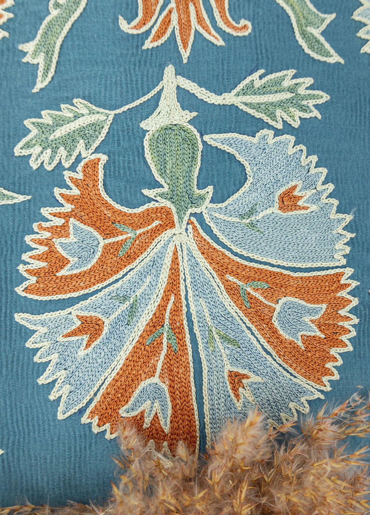 Yekta Lale İşlemeli İpek Kırlent 50x50 cm