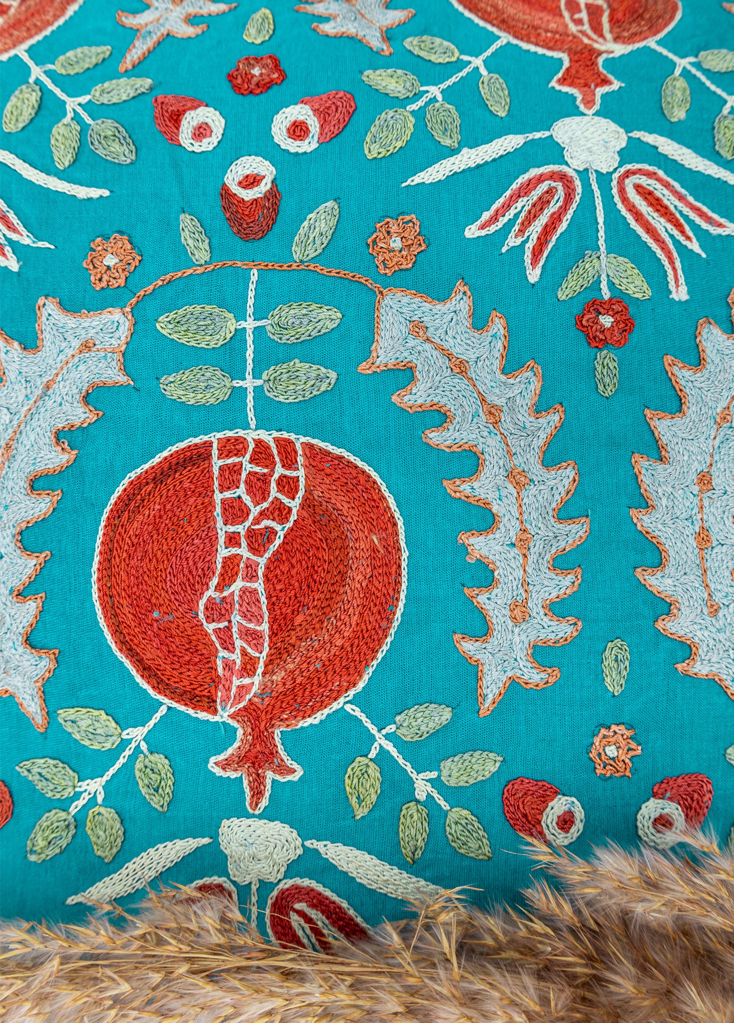 Hera Nar İşlemeli İpek Kırlent 50x50 cm