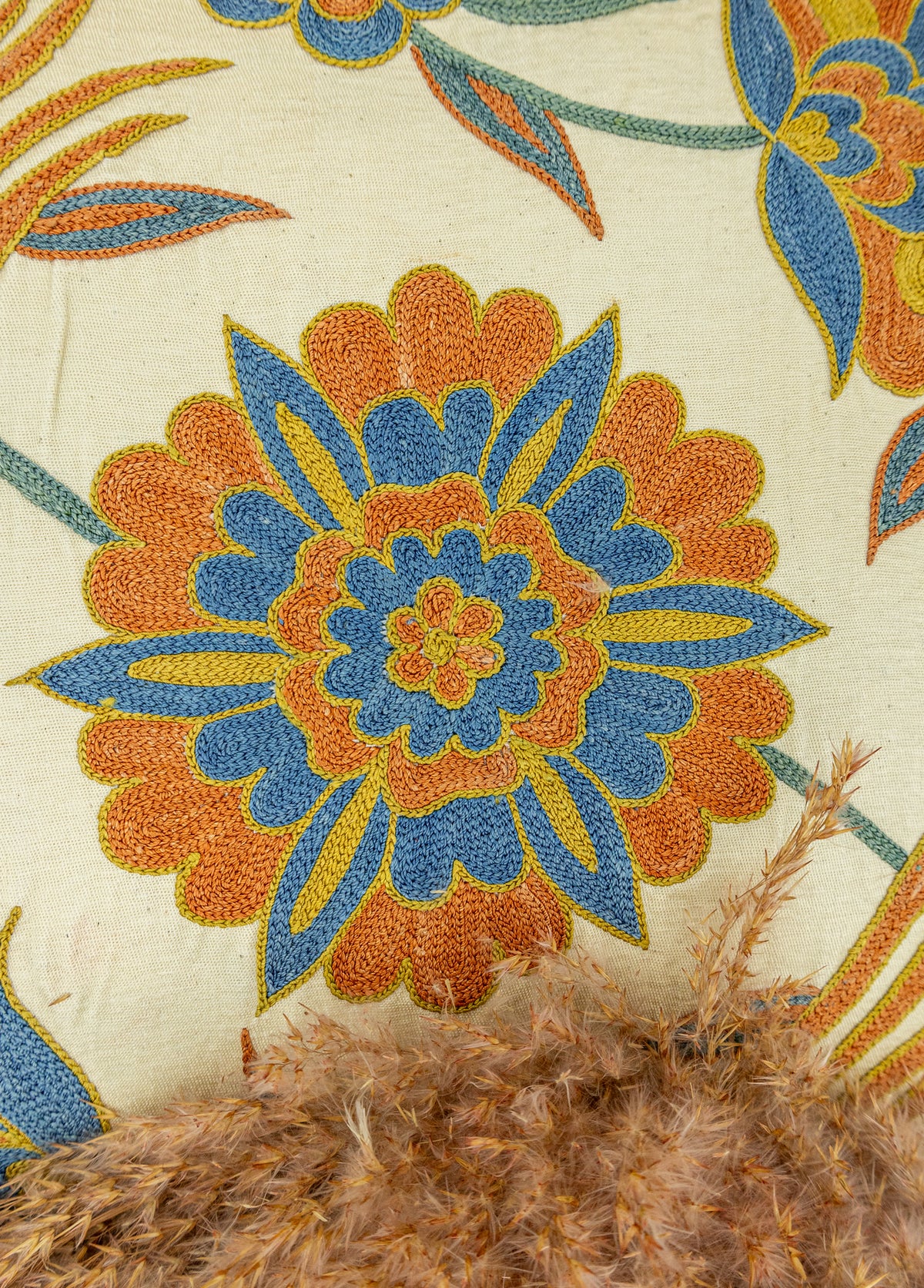 Ardes Çiçek İşlemeli İpek Kırlent 50x50 cm